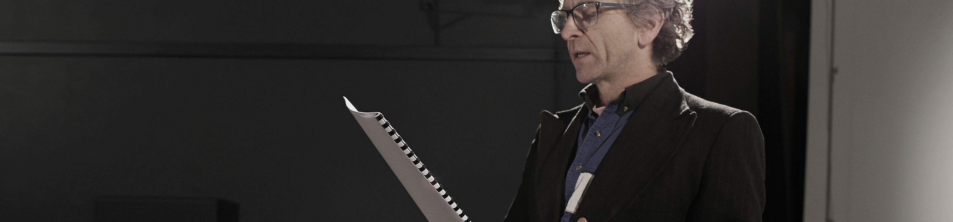 Acteur en répétition sur scène